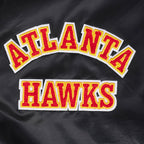 NBA ATLANTA HAWKS RETRO CLASSIC BLOUSON EN SATIN À BORDS CÔTELÉS POUR FEMME (NOIR/ROUGE/NOIR)
