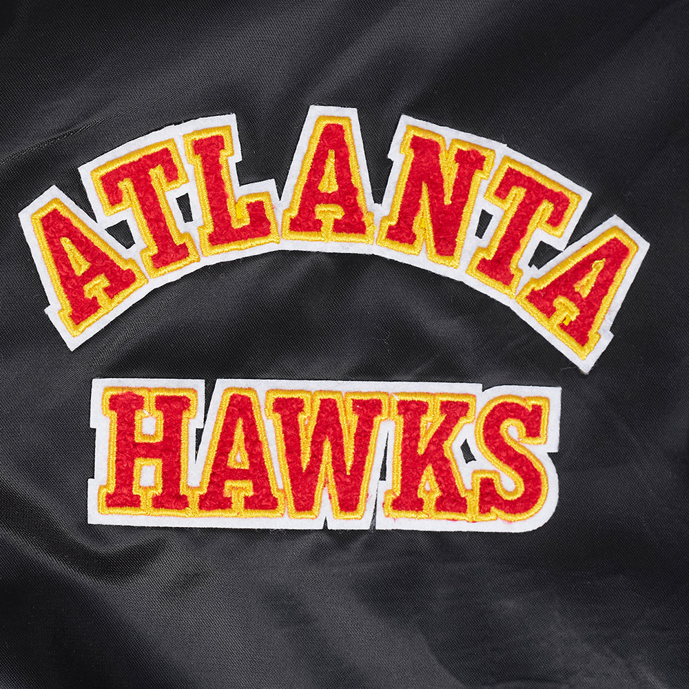NBA ATLANTA HAWKS RETRO CLASSIC BLOUSON EN SATIN À BORDS CÔTELÉS POUR FEMME (NOIR/ROUGE/NOIR)