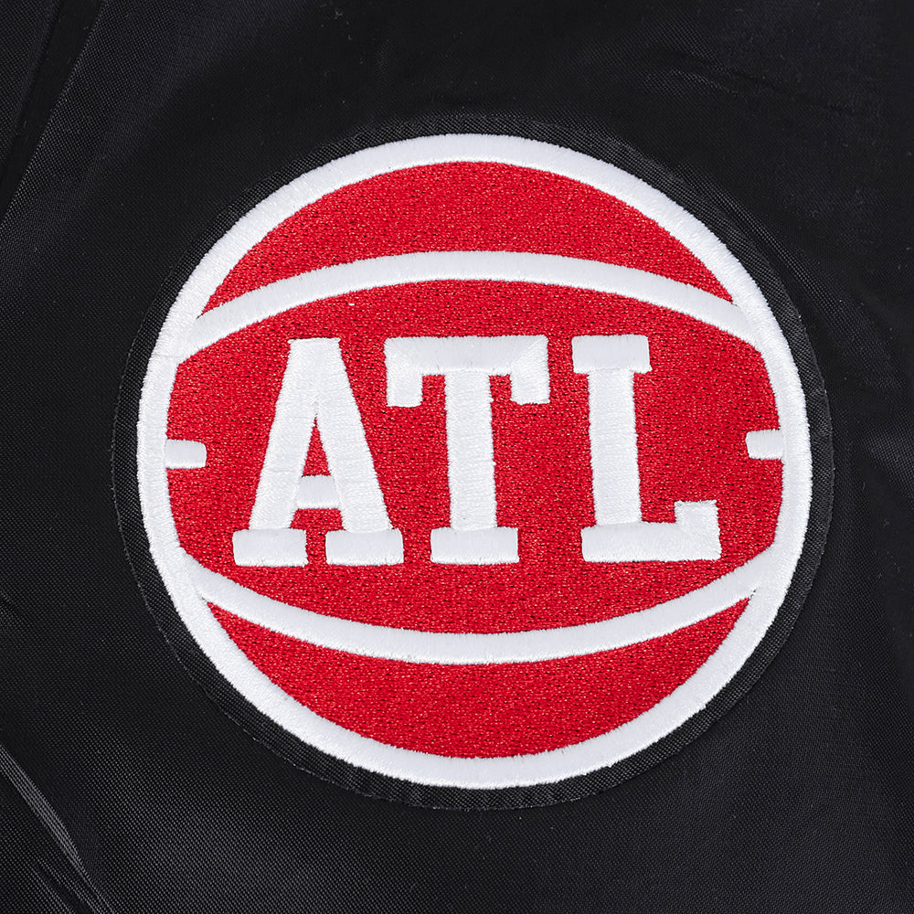 NBA ATLANTA HAWKS RETRO CLASSIC BLOUSON EN SATIN À BORDS CÔTELÉS POUR FEMME (NOIR/ROUGE/NOIR)