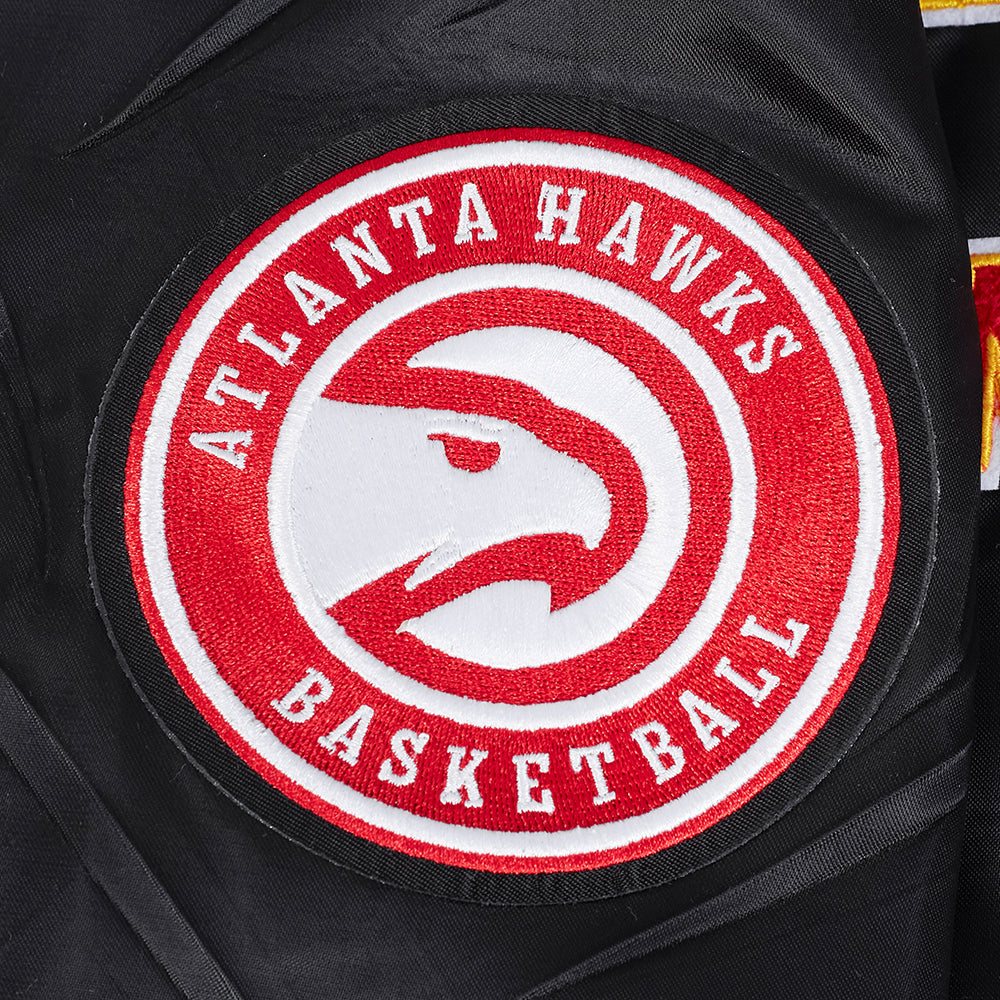 NBA ATLANTA HAWKS RETRO CLASSIC BLOUSON EN SATIN À BORDS CÔTELÉS POUR FEMME (NOIR/ROUGE/NOIR)