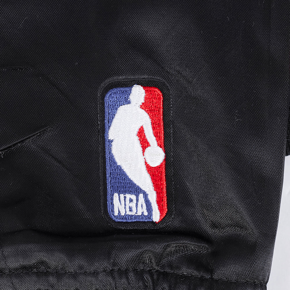 NBA ATLANTA HAWKS RETRO CLASSIC BLOUSON EN SATIN À BORDS CÔTELÉS POUR FEMME (NOIR/ROUGE/NOIR)