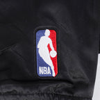 NBA ATLANTA HAWKS RETRO CLASSIC BLOUSON EN SATIN À BORDS CÔTELÉS POUR FEMME (NOIR/ROUGE/NOIR)