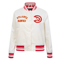 NBA ATLANTA HAWKS RETRO CLASSIC BLOUSON EN SATIN À BORDS CÔTELÉS POUR FEMME (COQUILLE D'ŒUF/ROUGE)