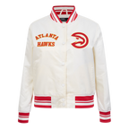 NBA ATLANTA HAWKS RETRO CLASSIC BLOUSON EN SATIN À BORDS CÔTELÉS POUR FEMME (COQUILLE D'ŒUF/ROUGE)