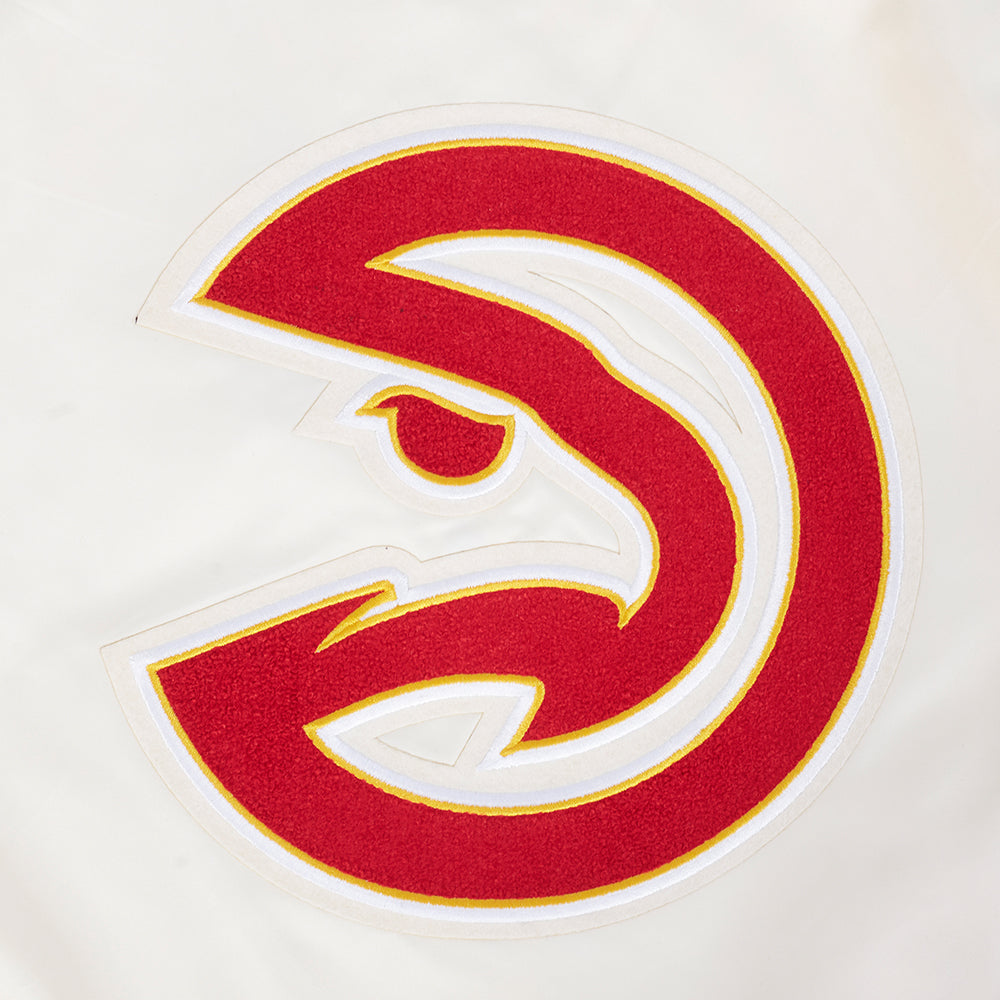 NBA ATLANTA HAWKS RETRO CLASSIC BLOUSON EN SATIN À BORDS CÔTELÉS POUR FEMME (COQUILLE D'ŒUF/ROUGE)
