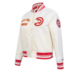 NBA ATLANTA HAWKS RETRO CLASSIC BLOUSON EN SATIN À BORDS CÔTELÉS POUR FEMME (COQUILLE D'ŒUF/ROUGE)