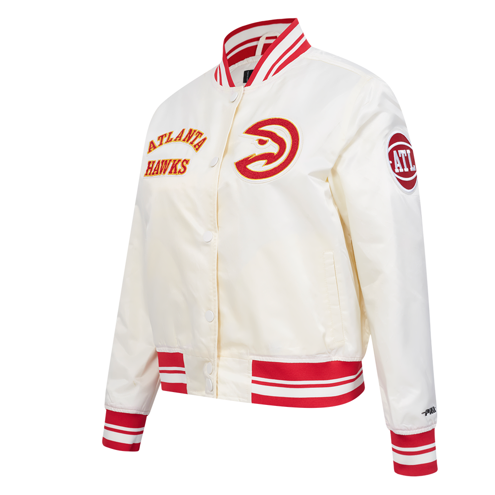 NBA ATLANTA HAWKS RETRO CLASSIC BLOUSON EN SATIN À BORDS CÔTELÉS POUR FEMME (COQUILLE D'ŒUF/ROUGE)
