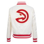 NBA ATLANTA HAWKS RETRO CLASSIC BLOUSON EN SATIN À BORDS CÔTELÉS POUR FEMME (COQUILLE D'ŒUF/ROUGE)