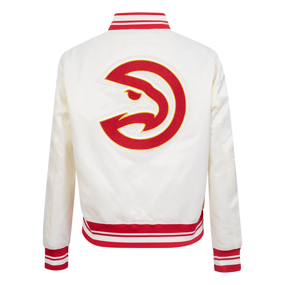 NBA ATLANTA HAWKS RETRO CLASSIC BLOUSON EN SATIN À BORDS CÔTELÉS POUR FEMME (COQUILLE D'ŒUF/ROUGE)