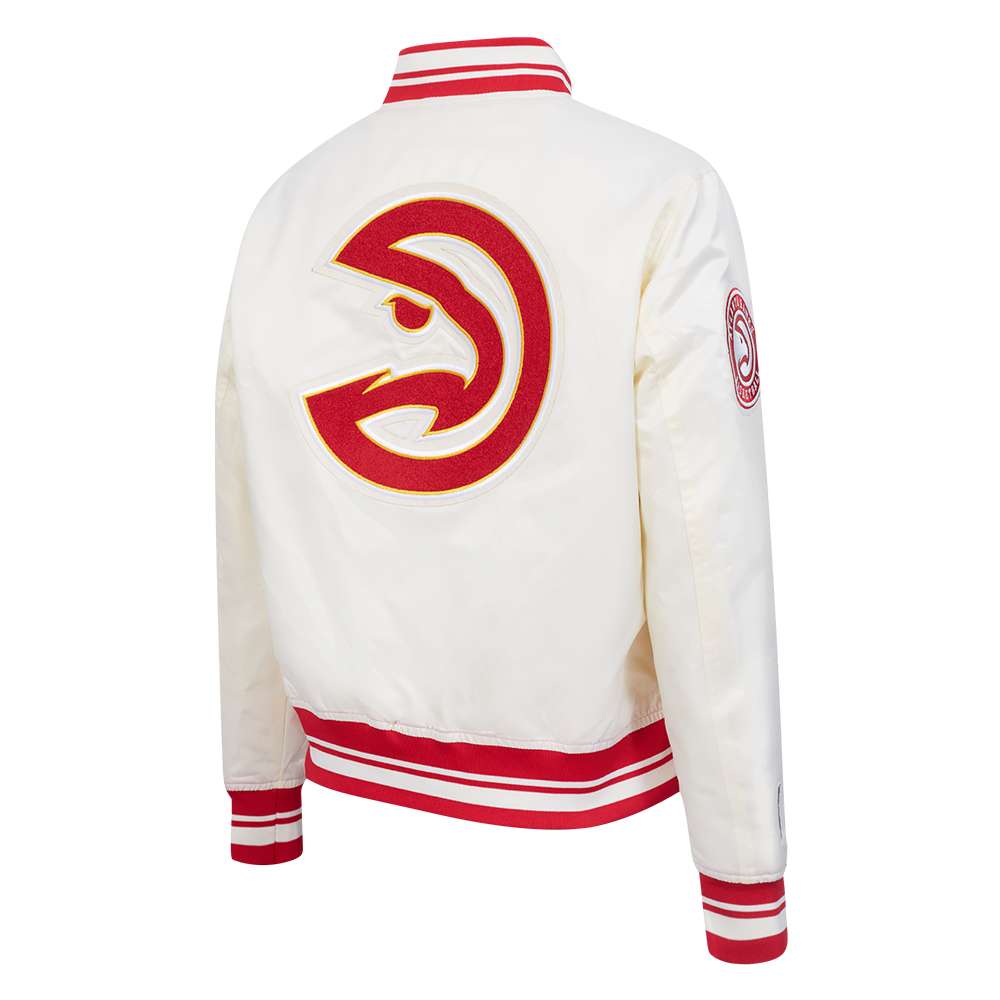 NBA ATLANTA HAWKS RETRO CLASSIC BLOUSON EN SATIN À BORDS CÔTELÉS POUR FEMME (COQUILLE D'ŒUF/ROUGE)