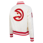 NBA ATLANTA HAWKS RETRO CLASSIC BLOUSON EN SATIN À BORDS CÔTELÉS POUR FEMME (COQUILLE D'ŒUF/ROUGE)