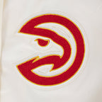 NBA ATLANTA HAWKS RETRO CLASSIC BLOUSON EN SATIN À BORDS CÔTELÉS POUR FEMME (COQUILLE D'ŒUF/ROUGE)