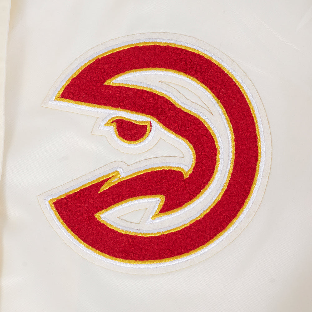 NBA ATLANTA HAWKS RETRO CLASSIC BLOUSON EN SATIN À BORDS CÔTELÉS POUR FEMME (COQUILLE D'ŒUF/ROUGE)