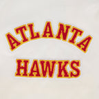 NBA ATLANTA HAWKS RETRO CLASSIC BLOUSON EN SATIN À BORDS CÔTELÉS POUR FEMME (COQUILLE D'ŒUF/ROUGE)
