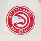 NBA ATLANTA HAWKS RETRO CLASSIC BLOUSON EN SATIN À BORDS CÔTELÉS POUR FEMME (COQUILLE D'ŒUF/ROUGE)