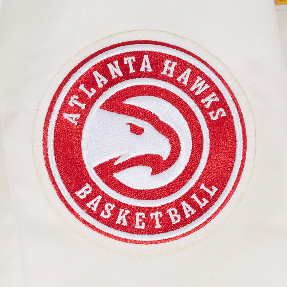 NBA ATLANTA HAWKS RETRO CLASSIC BLOUSON EN SATIN À BORDS CÔTELÉS POUR FEMME (COQUILLE D'ŒUF/ROUGE)