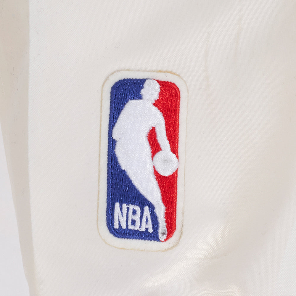 NBA ATLANTA HAWKS RETRO CLASSIC BLOUSON EN SATIN À BORDS CÔTELÉS POUR FEMME (COQUILLE D'ŒUF/ROUGE)