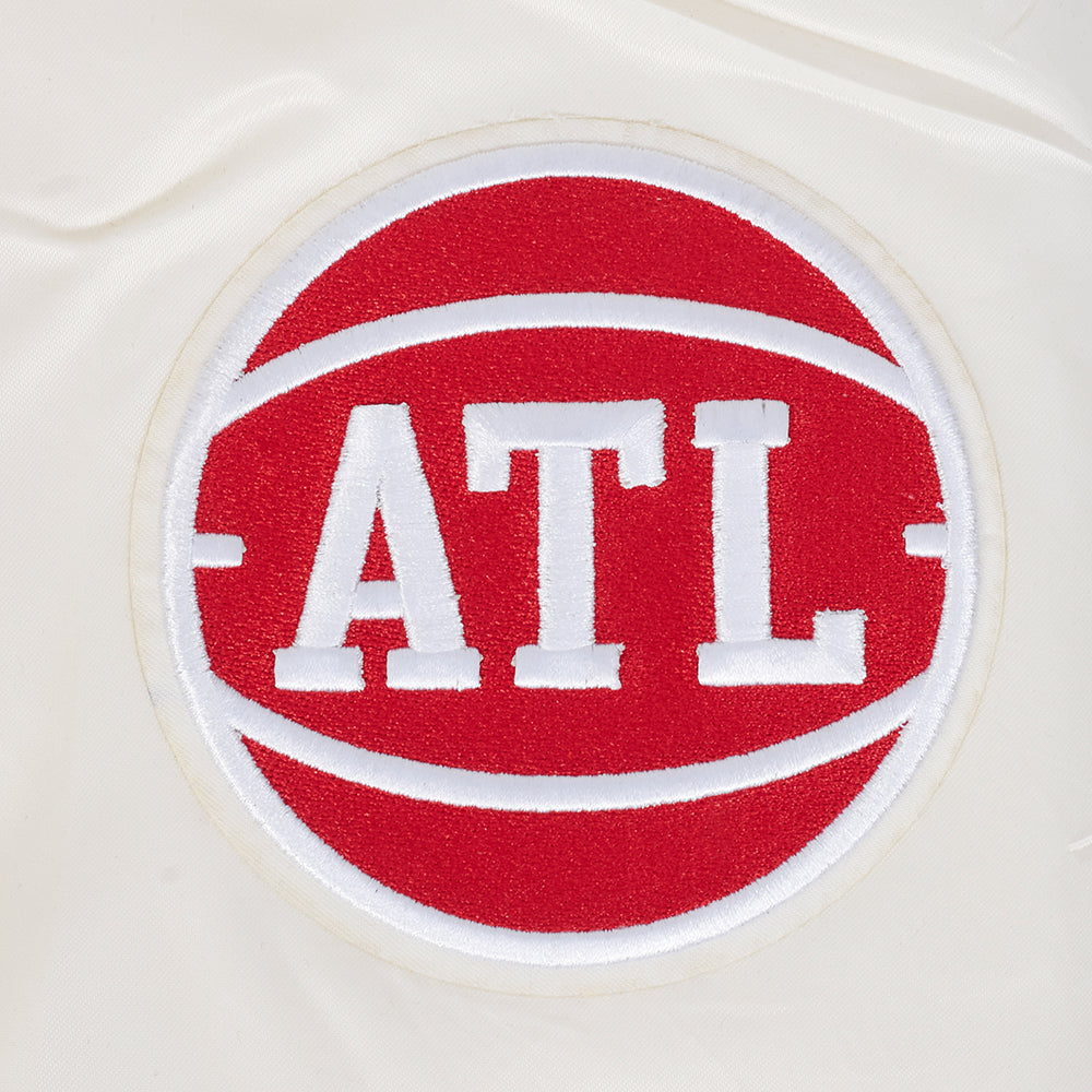 NBA ATLANTA HAWKS RETRO CLASSIC BLOUSON EN SATIN À BORDS CÔTELÉS POUR FEMME (COQUILLE D'ŒUF/ROUGE)