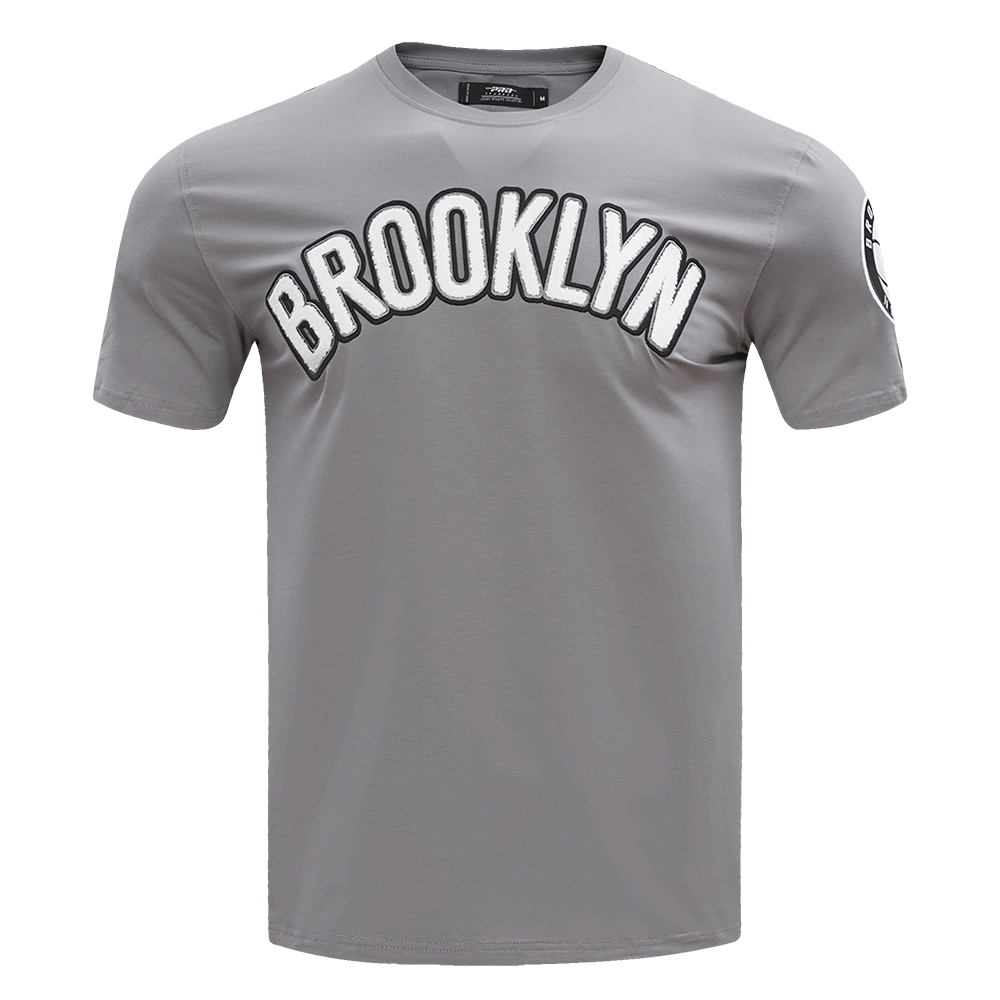NBA BROOKLYN NETS CLASSIC CHENILLE T-SHIRT POUR HOMME (GRIS)