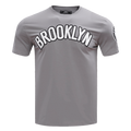 NBA BROOKLYN NETS CLASSIC CHENILLE T-SHIRT POUR HOMME (GRIS)