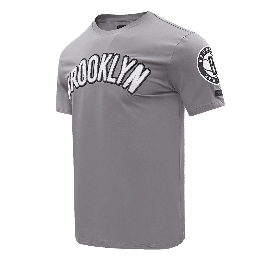 NBA BROOKLYN NETS CLASSIC CHENILLE T-SHIRT POUR HOMME (GRIS)