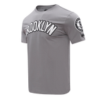 NBA BROOKLYN NETS CLASSIC CHENILLE T-SHIRT POUR HOMME (GRIS)