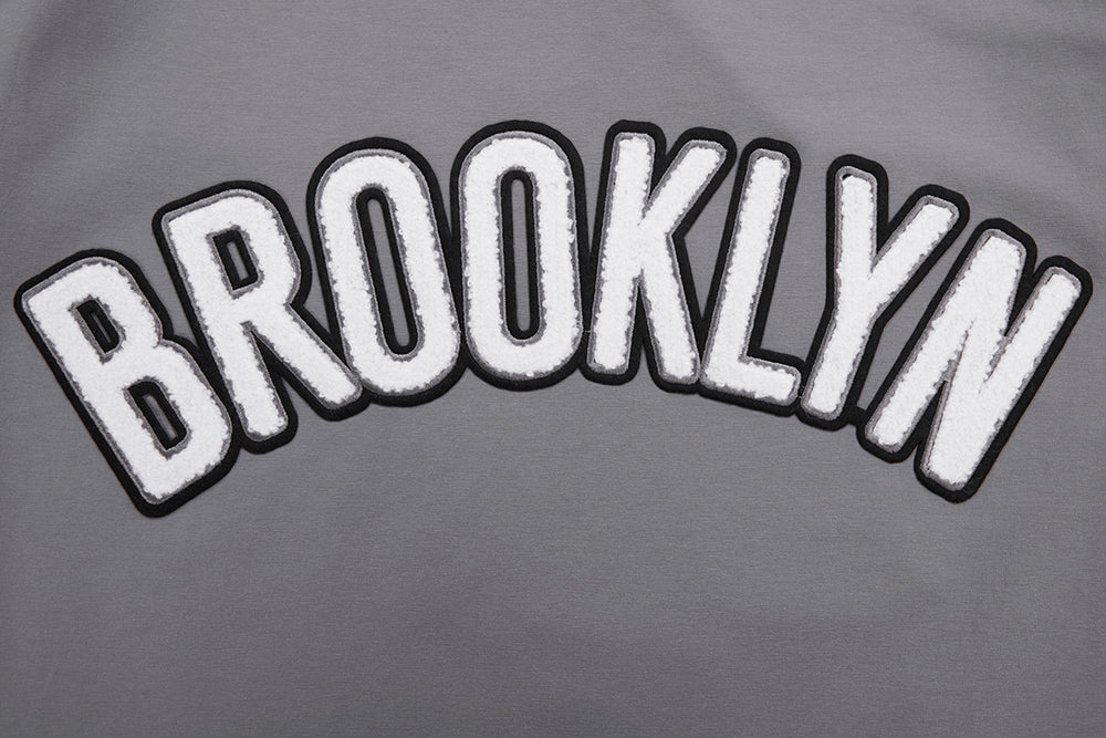NBA BROOKLYN NETS CLASSIC CHENILLE T-SHIRT POUR HOMME (GRIS)