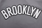 NBA BROOKLYN NETS CLASSIC CHENILLE T-SHIRT POUR HOMME (GRIS)