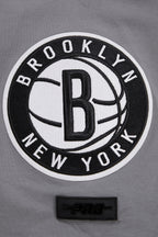 NBA BROOKLYN NETS CLASSIC CHENILLE T-SHIRT POUR HOMME (GRIS)