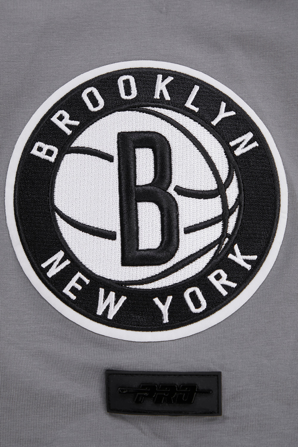 NBA BROOKLYN NETS CLASSIC CHENILLE T-SHIRT POUR HOMME (GRIS)