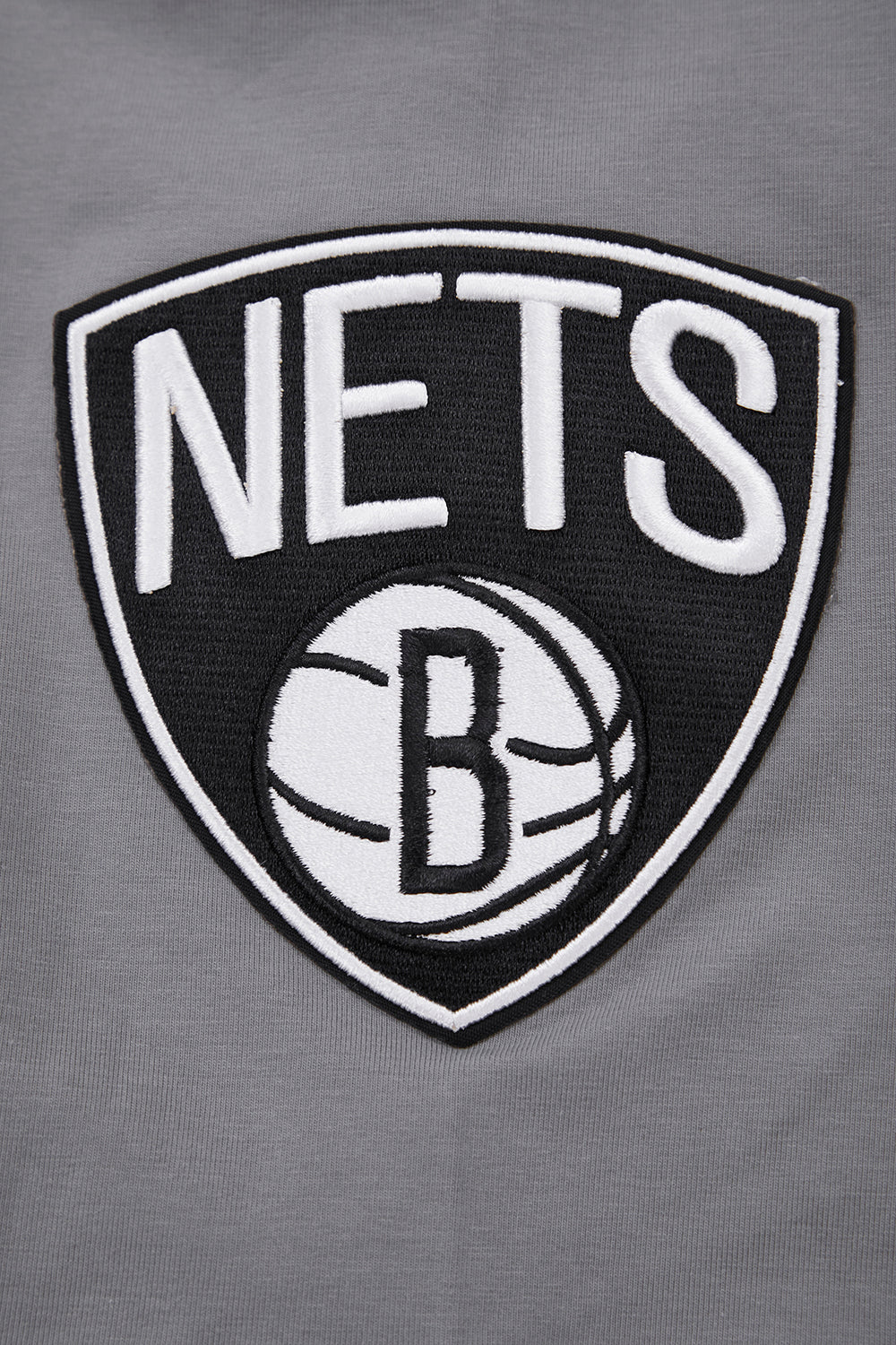 NBA BROOKLYN NETS CLASSIC CHENILLE T-SHIRT POUR HOMME (GRIS)