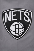 NBA BROOKLYN NETS CLASSIC CHENILLE T-SHIRT POUR HOMME (GRIS)