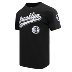 NBA BROOKLYN NETS SCRIPT TAIL MEN'S   TEE (BLACK)