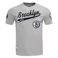 NBA BROOKLYN NETS SCRIPT TAIL T-SHIRT POUR HOMME (GRIS CHINÉ)