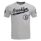 NBA BROOKLYN NETS SCRIPT TAIL T-SHIRT POUR HOMME (GRIS CHINÉ)