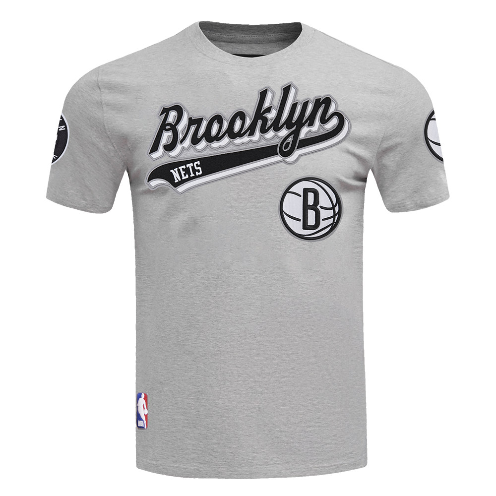 NBA BROOKLYN NETS SCRIPT TAIL T-SHIRT POUR HOMME (GRIS CHINÉ)