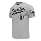 NBA BROOKLYN NETS SCRIPT TAIL T-SHIRT POUR HOMME (GRIS CHINÉ)
