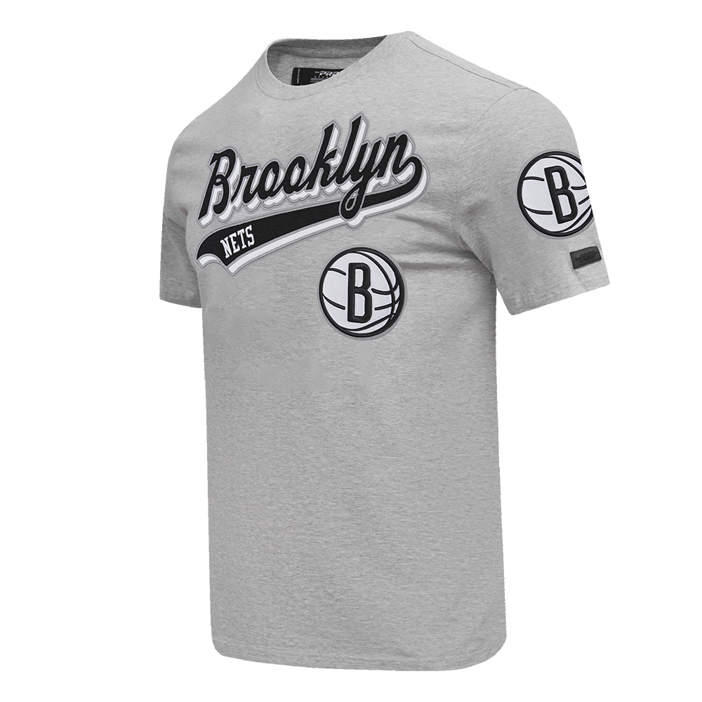 NBA BROOKLYN NETS SCRIPT TAIL T-SHIRT POUR HOMME (GRIS CHINÉ)