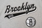 NBA BROOKLYN NETS SCRIPT TAIL T-SHIRT POUR HOMME (GRIS CHINÉ)