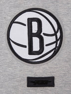 NBA BROOKLYN NETS SCRIPT TAIL T-SHIRT POUR HOMME (GRIS CHINÉ)