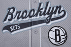 NBA BROOKLYN NETS SCRIPT TAIL CHEMISE BOUTONNÉE EN FILET POUR HOMME (GRIS)