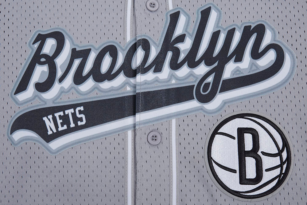 NBA BROOKLYN NETS SCRIPT TAIL CHEMISE BOUTONNÉE EN FILET POUR HOMME (GRIS)