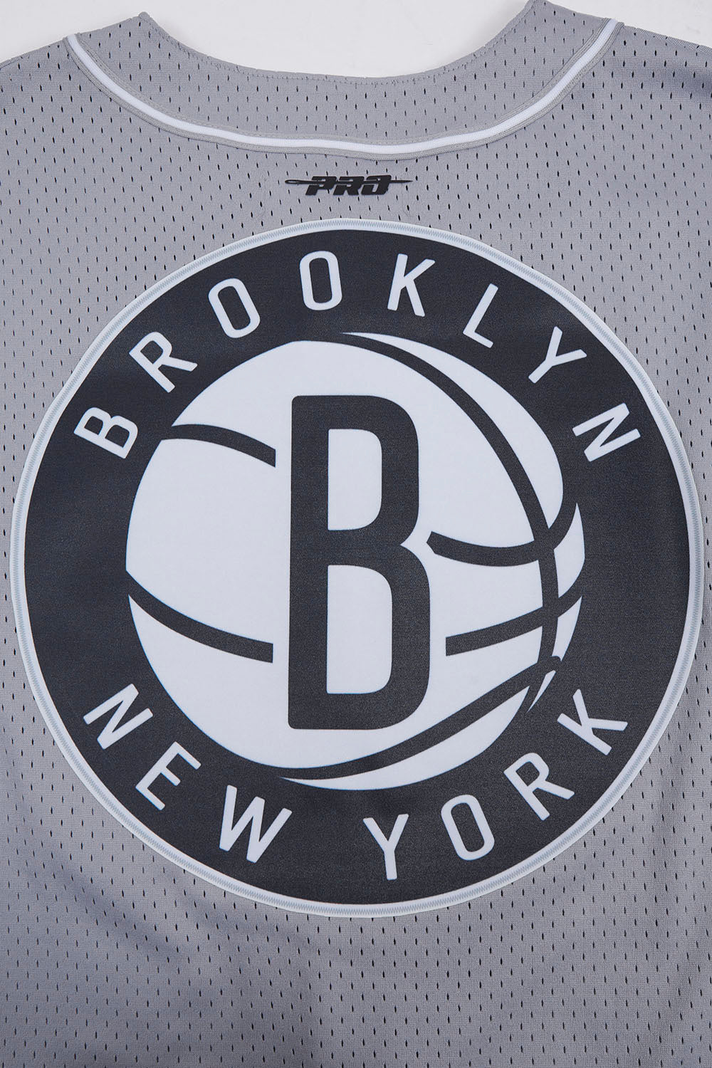 NBA BROOKLYN NETS SCRIPT TAIL CHEMISE BOUTONNÉE EN FILET POUR HOMME (GRIS)