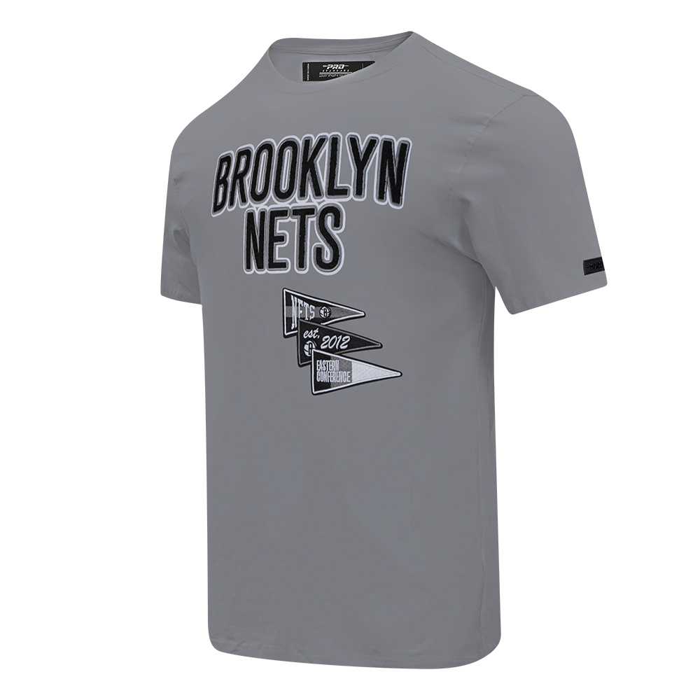 NBA BROOKLYN NETS TEAM PENNANTS T-SHIRT À LOGOTYPE POUR HOMME (GRIS)