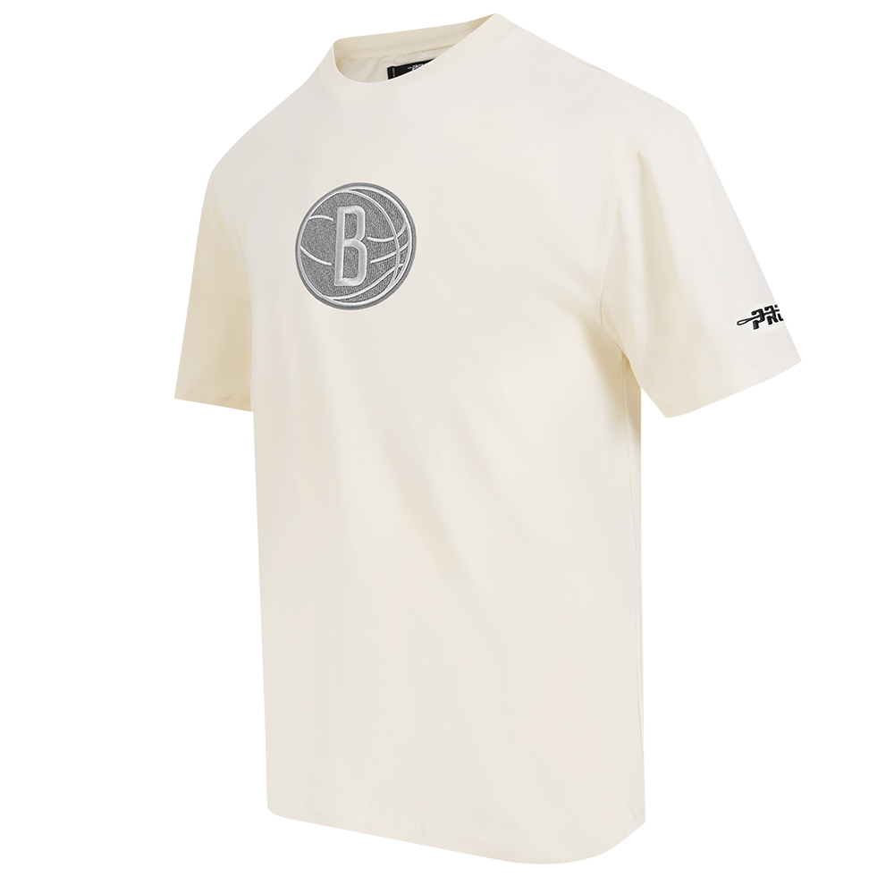 NBA BROOKLYN NETS REVERSE FRENCH TERRY T-SHIRT EN JERSEY DE COTON À ÉPAULES TOMBANTES POUR HOMME (COQUILLE D'ŒUF)