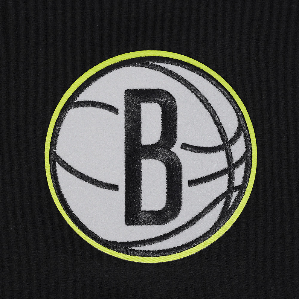 NBA BROOKLYN NETS UNDER THE LIGHTS MEN'S SINGLE JERSEY TEE (BLACK)