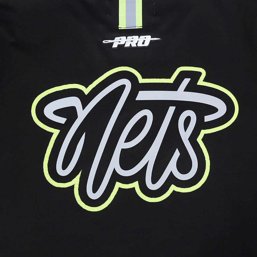 NBA BROOKLYN NETS UNDER THE LIGHTS MEN'S SINGLE JERSEY TEE (BLACK)