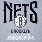 NBA BROOKLYN NETS CITY TOUR 2.0 T-SHIRT EN JERSEY DE COTON À ÉPAULES TOMBANTES POUR HOMME (GRIS CHINÉ FONCÉ)