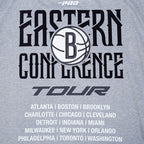 NBA BROOKLYN NETS CITY TOUR 2.0 T-SHIRT EN JERSEY DE COTON À ÉPAULES TOMBANTES POUR HOMME (GRIS CHINÉ FONCÉ)