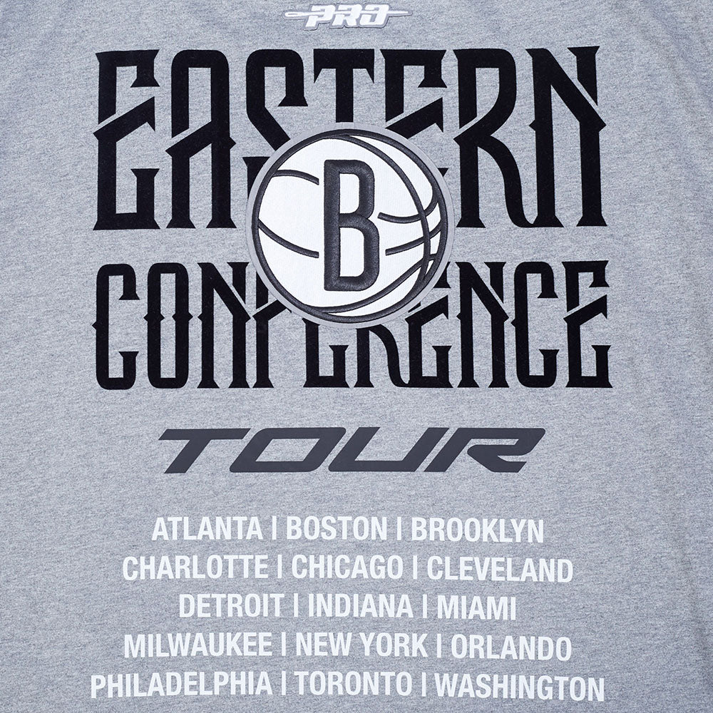 NBA BROOKLYN NETS CITY TOUR 2.0 T-SHIRT EN JERSEY DE COTON À ÉPAULES TOMBANTES POUR HOMME (GRIS CHINÉ FONCÉ)
